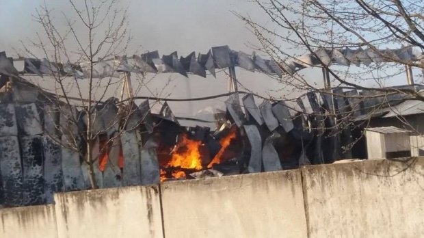 ТЕРМІНОВО! Страшна пожежа на складах Прикарпаття: лунають вибухи