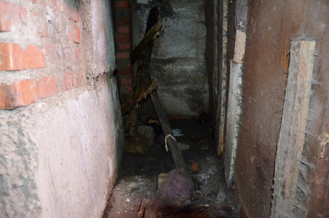 Який жах… В Одесі знайшли мертвого новонародженого хлопчика в підвалі, від подробиць мову віднімає
