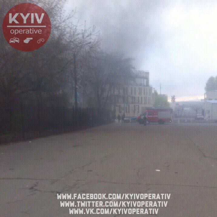 ОБЕРЕЖНО! Масштабна пожежа у Києві! Місто в диму! (ФОТО)