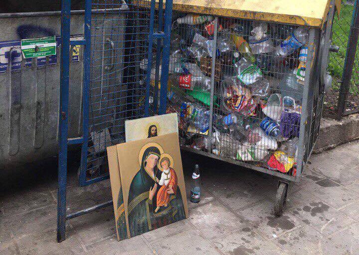 НЕПРИПУСТИМО! – У Львові на смітник викинули старі ікони, мережа в суперечках. Священики обурені
