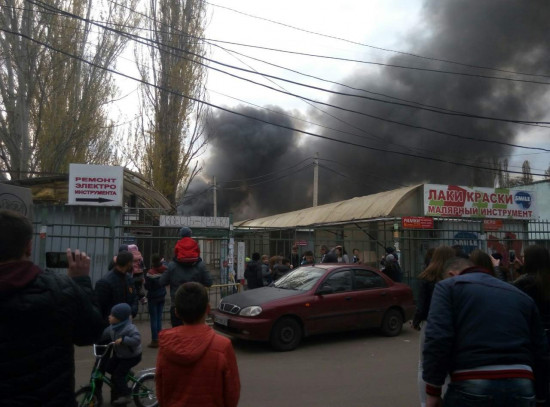 ТЕРМІНОВО! В Одесі горить ринок. Наслідки пожежі катастрофічні!