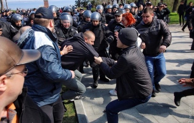 ТЕРМІНОВО! Що відбувається в Одесі: Масове побоїще за участі поліції. Є постраждалі!