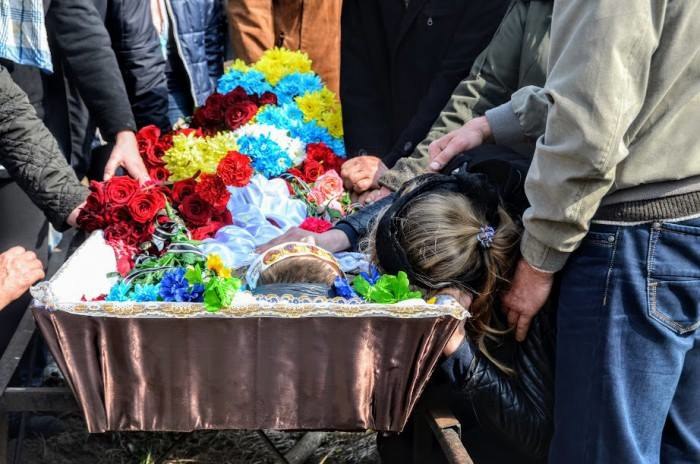 “Плач матері заглушив оркестр”: Україна попрощається з загиблим бійцем АТО