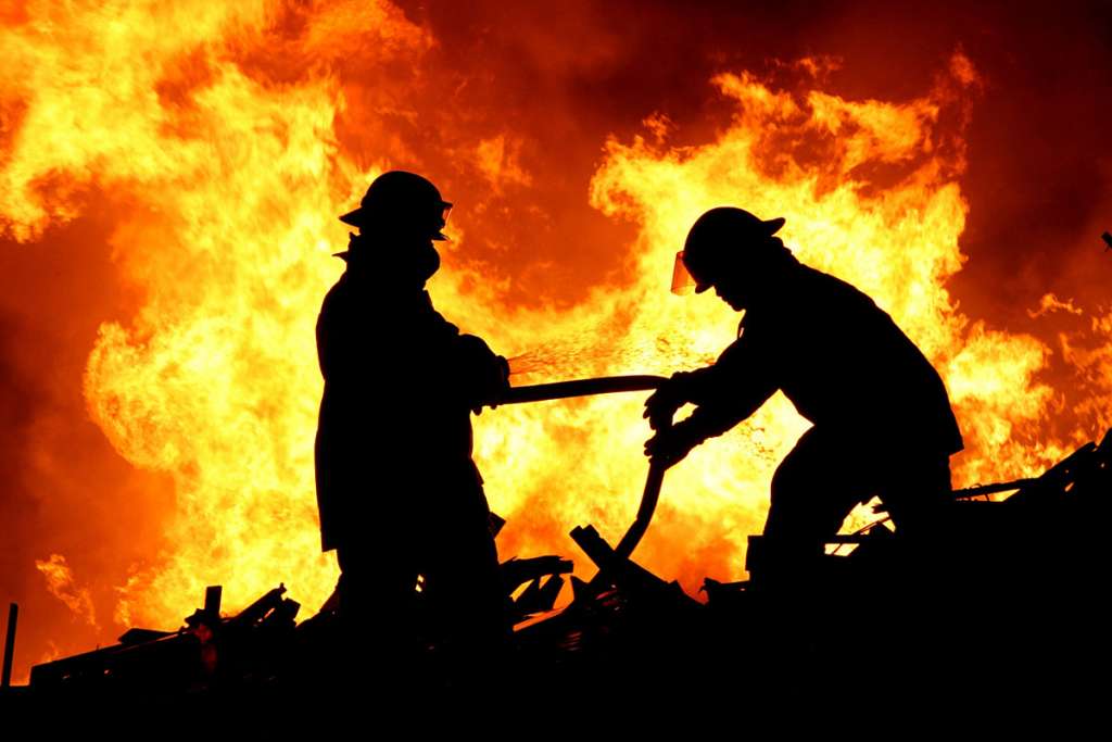 ТЕРМІНОВО! Масштабна пожежа в кінотеатрі є постраждалі (ФОТО)
