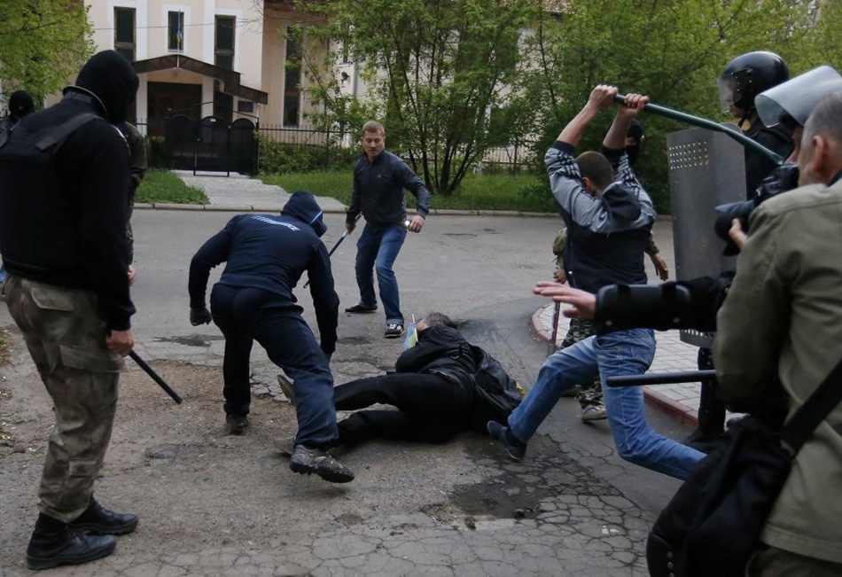 Били всіх підряд: Як розганяли мирний проукраїнський мітинг в Донецьку. Нелюдська дикість (ФОТО 18+)