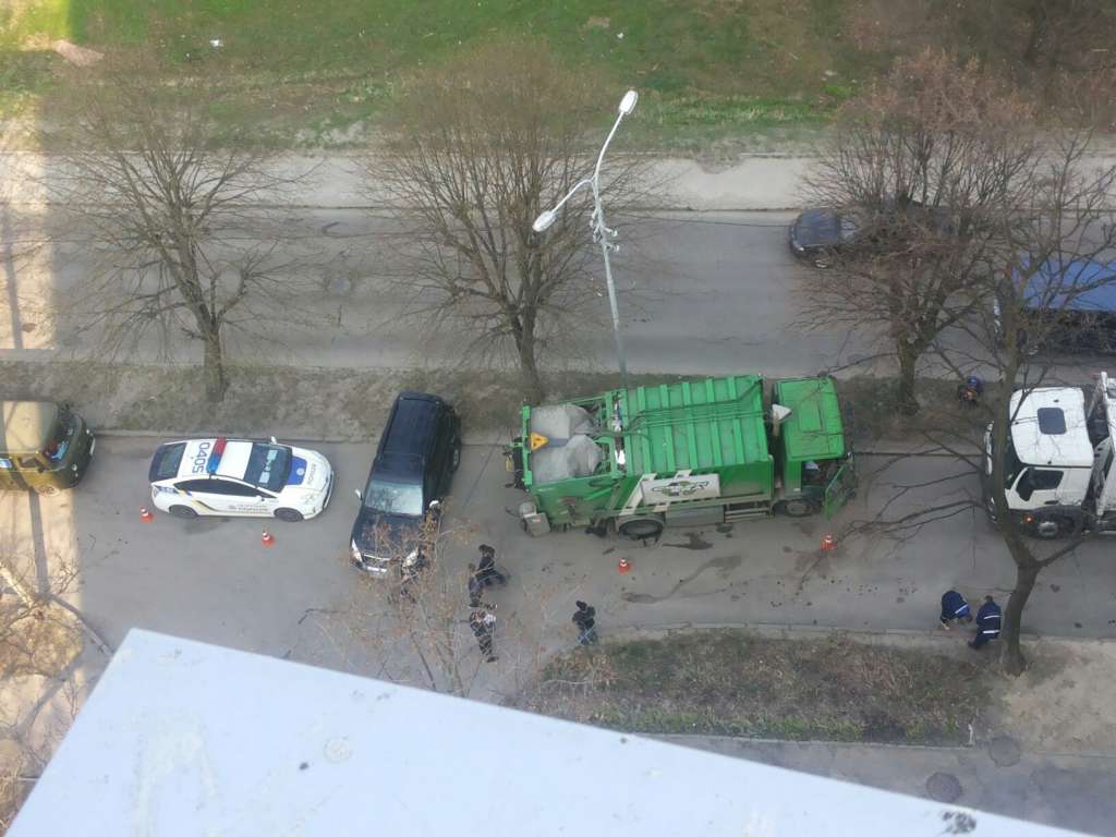 Доставка сміття у пекло: У Львові сміттєвоз на дорозі провалився під асфальт (ФОТО)
