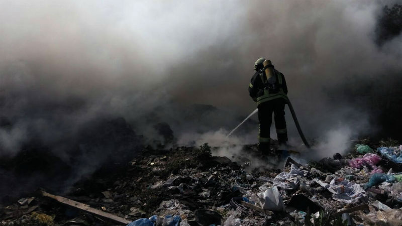 ТЕРМІНОВО! Під Києвом загорілося сміттєзвалище: рятувальники не можуть загасити полум’я! Шокуючі фото!