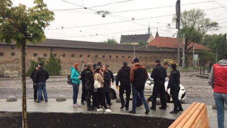 ГАНЬБА! Львівська поліція в центрі міста затримала групу молодиків, що скандували нацистські гасла (ВІДЕО)