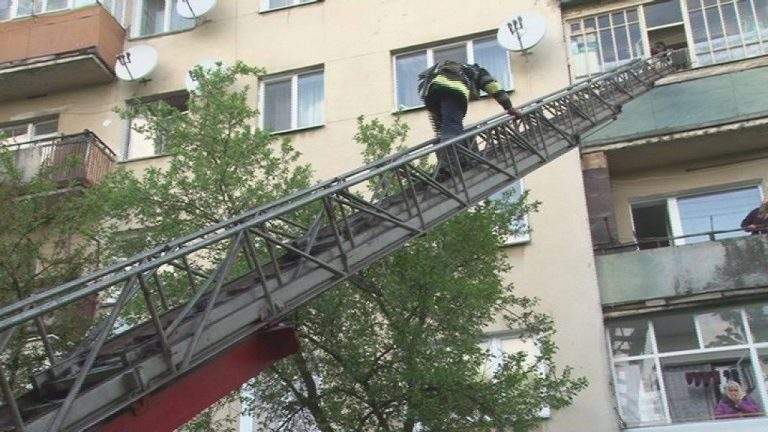 Страшна пожежа Львівщині : мешканців евакуювали за допомогою автодрабини. Деталі приголомшують!