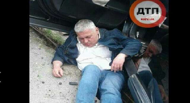 Трохи перебрав… В Києві “зловили” п’янезного професора академії МВС, який просто вивалився зі свого Lexus