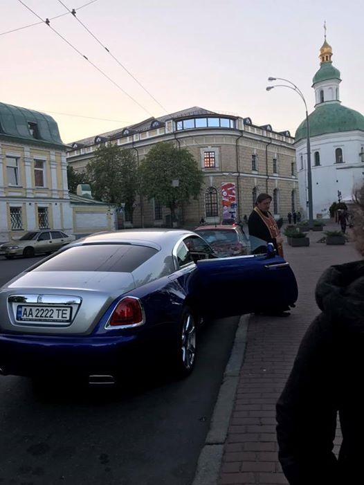 У Києві священик роз’їжджає на непристойно дорогому авто! Це захмарна сума! Українці, моліться ПРАВИЛЬНО!