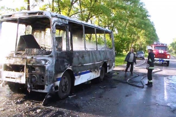 Він обгорів повністю!!! На Львівському шосе загорівся автобус, водій в тяжкому стані