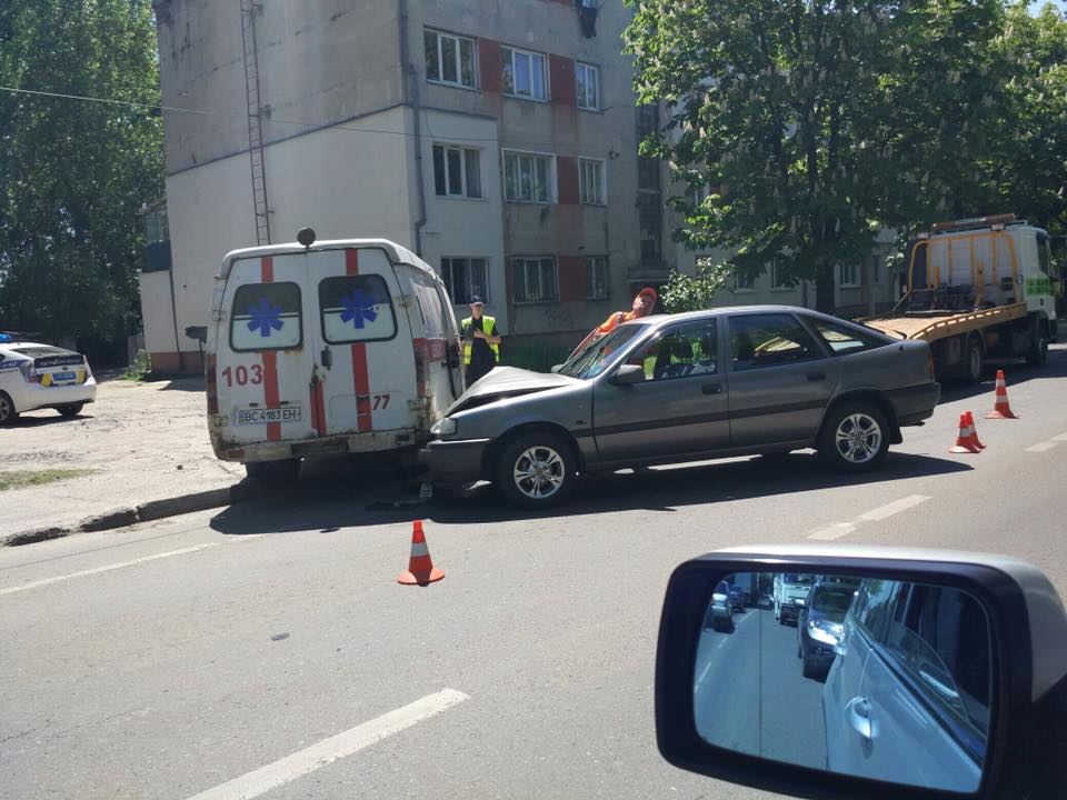 У Львові автомобіль зіткнувся з каретою швидкої! Деталі шокують!