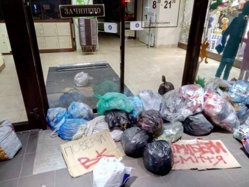 У Львові протестують проти закриття соцмереж: Активісти закидали сміттям магазин Рошен (ФОТО)