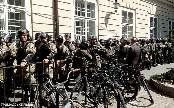 ТЕРМІНОВО!!! У Львові відбуваються масові протести, вже перекрито одну з вулиць, причина СТОСУЄТЬСЯ КОЖНОГО