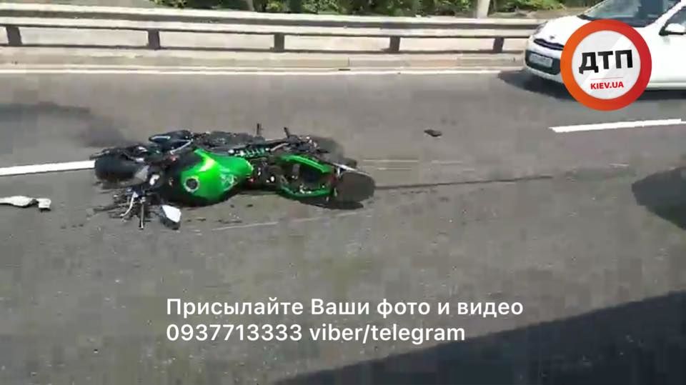 Відео, яке не можна дивитись без жаху! Відео загибелі байкера на мосту у Києві(ВІДЕО 18+)