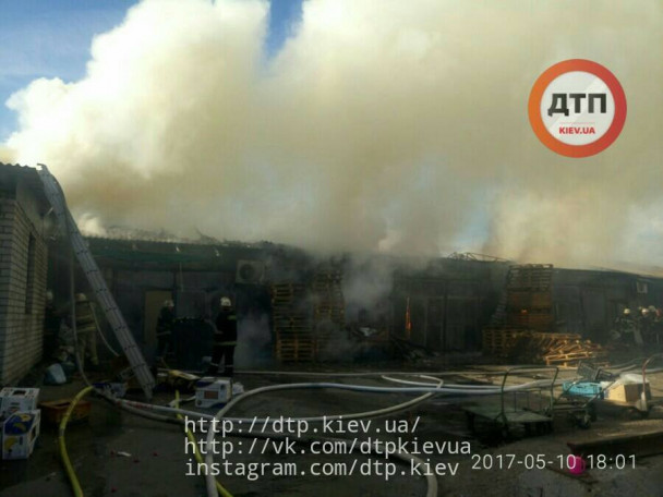 ТЕРМІНОВО!!! У Києві горить ринок! Все місто в диму, на місці десятки техніки!  Шокуючі фото!