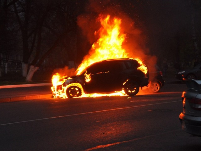 ТЕРМІНОВО!!! У Львові на Сихові спалили автомобіль, це відео доводить до сліз