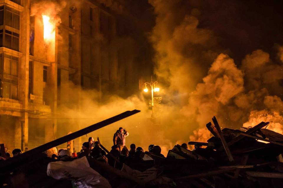 ТЕРМІНОВО!!! Будинок будинок екс-президента спалили розлючені протестувальники!!! Народ обурений(ФОТО)