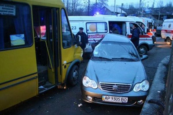 В Одесі маршрутка з пасажирами потрапила в жахливу ДТП (фото)