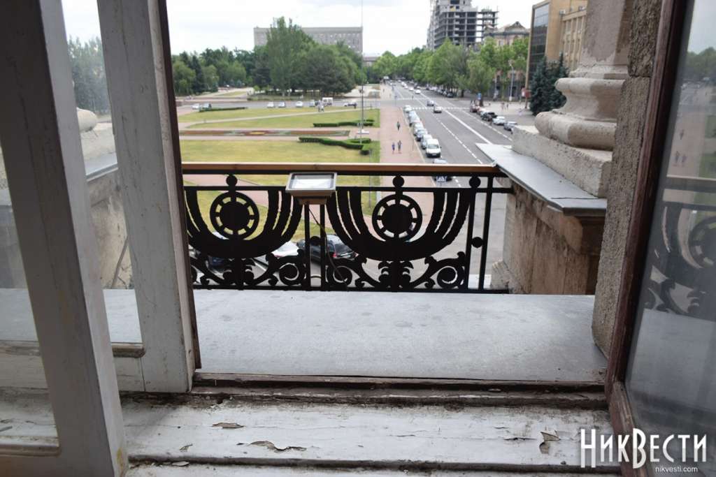 Як клоун!!! Миколаївський міський голова зганьбився втечею через балкон