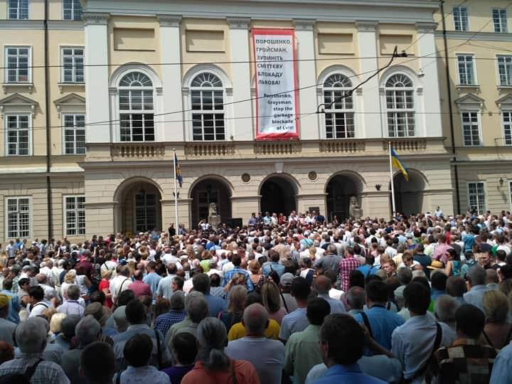 ТЕРМІНОВО! У Львові біля Ратуші зібралась велика кількість людей! І Садовий тут. Там зараз ТАКЕ відбувається!