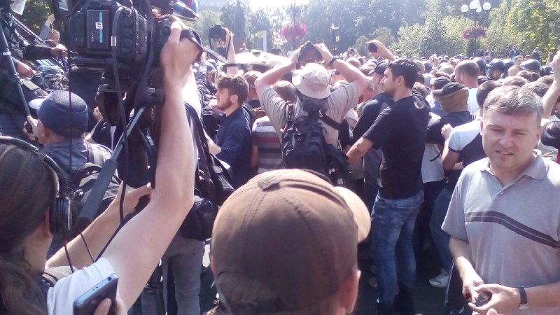 ТЕРМІНОВО!!! На марші рівності у Києві пролунав НАДПОТУЖНИЙ вибув просто у середині натовпу! Там зараз справжній ЖАХ(ВІДЕО)