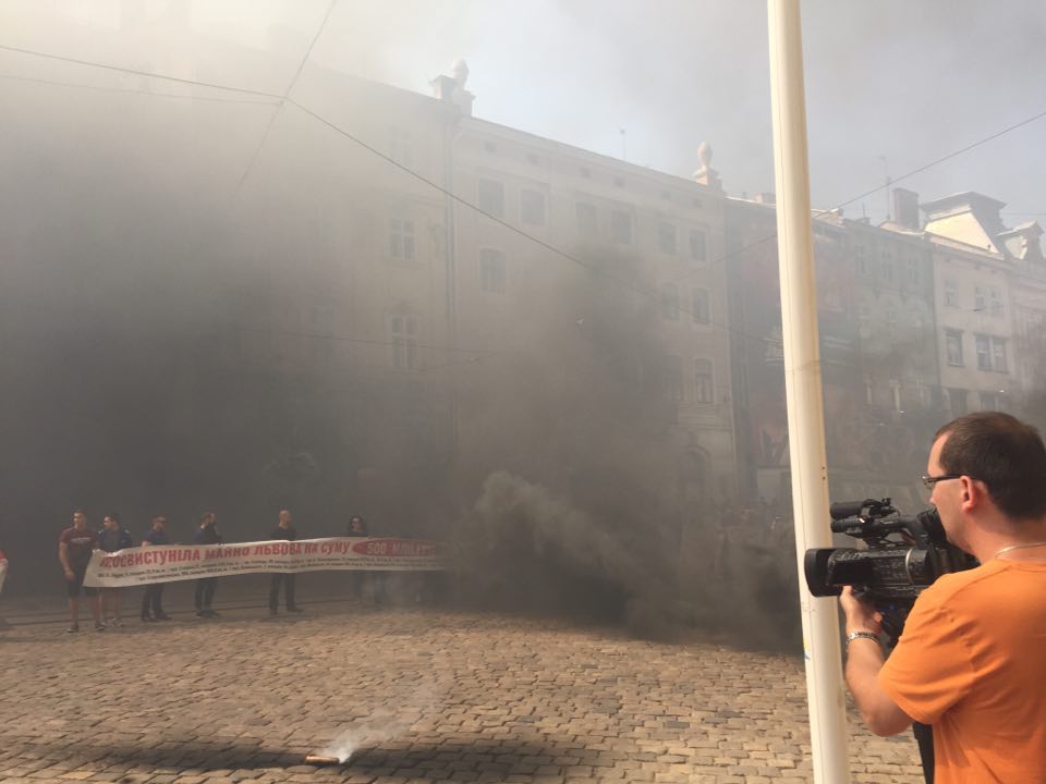 “РИЖИЙ, ВИХОДИ”: Львівську міську раду обклали димовими шашками. Те, що там відбувається наводить на всіх жах (ВІДЕО)