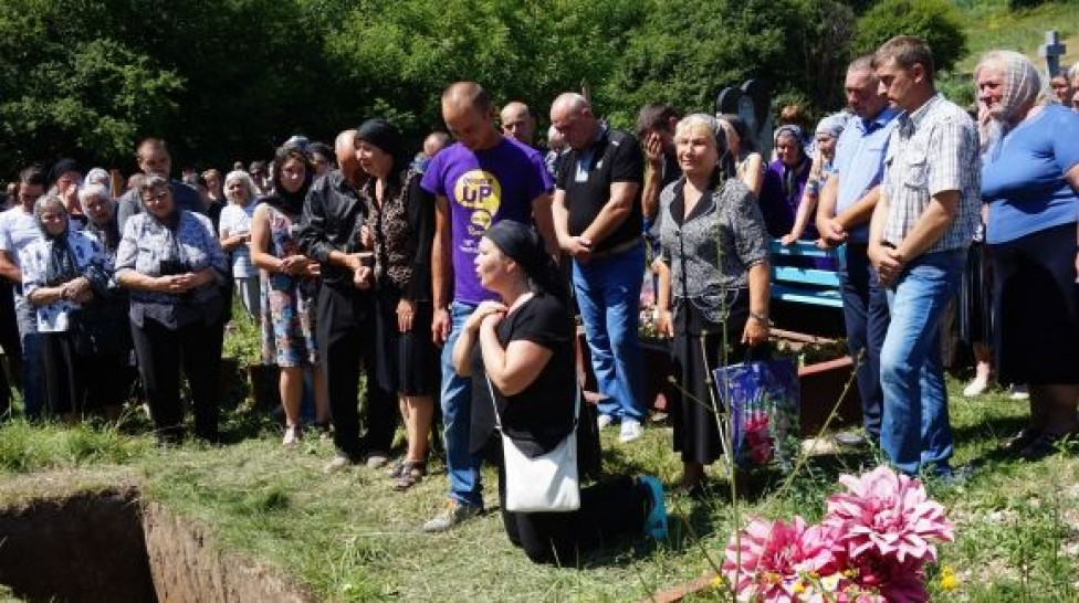 Плакала ВСЯ Україна: Мати вбитої випускниці на колінах благала про допомогу! Шокуючі кадри з похорону! (ВІДЕО+ФОТО)