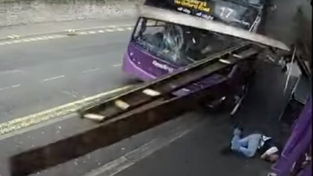Автобус збив чоловіка, а той встав і спокійно пішов у бар! Відео, яке шокує УСІХ без виключення(Слабким не дивитись)