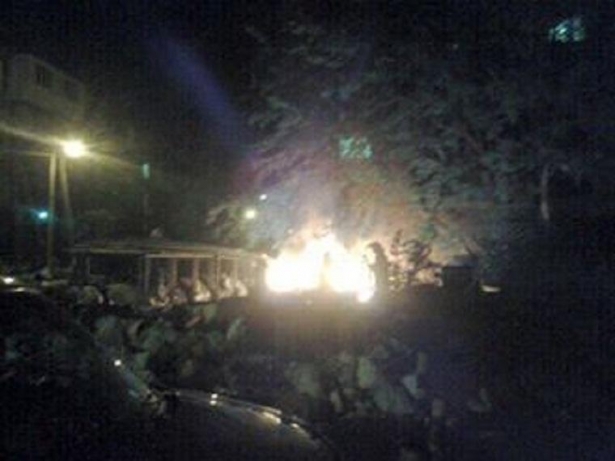Терпець луснув: Львів’яни підпалили сміття, яке тижнями не вивозять з двору (фото)