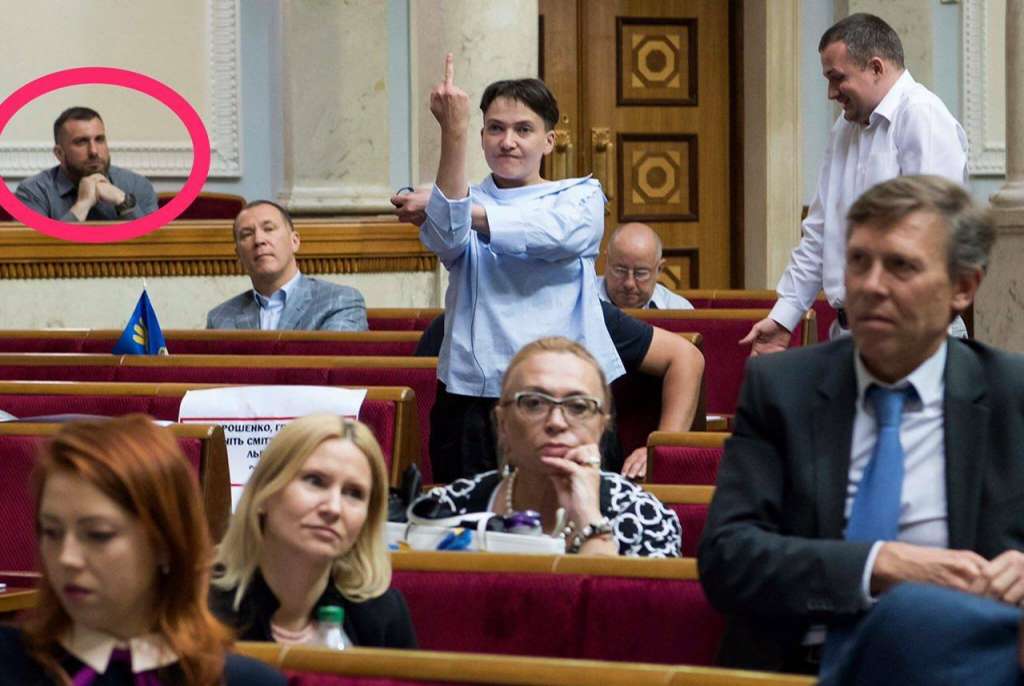 Коли ці діти вгомоняться: Савченко показала ЩЕ ОДИН непристойний жест, якому її навчив Гройсман! Соромно і гидко(ВІДЕО 18+)