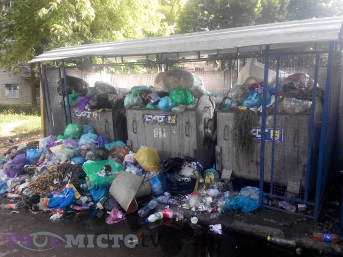 Вже саме сміття протестує: у Львові заблокували проїжджу частину (ВІДЕО)