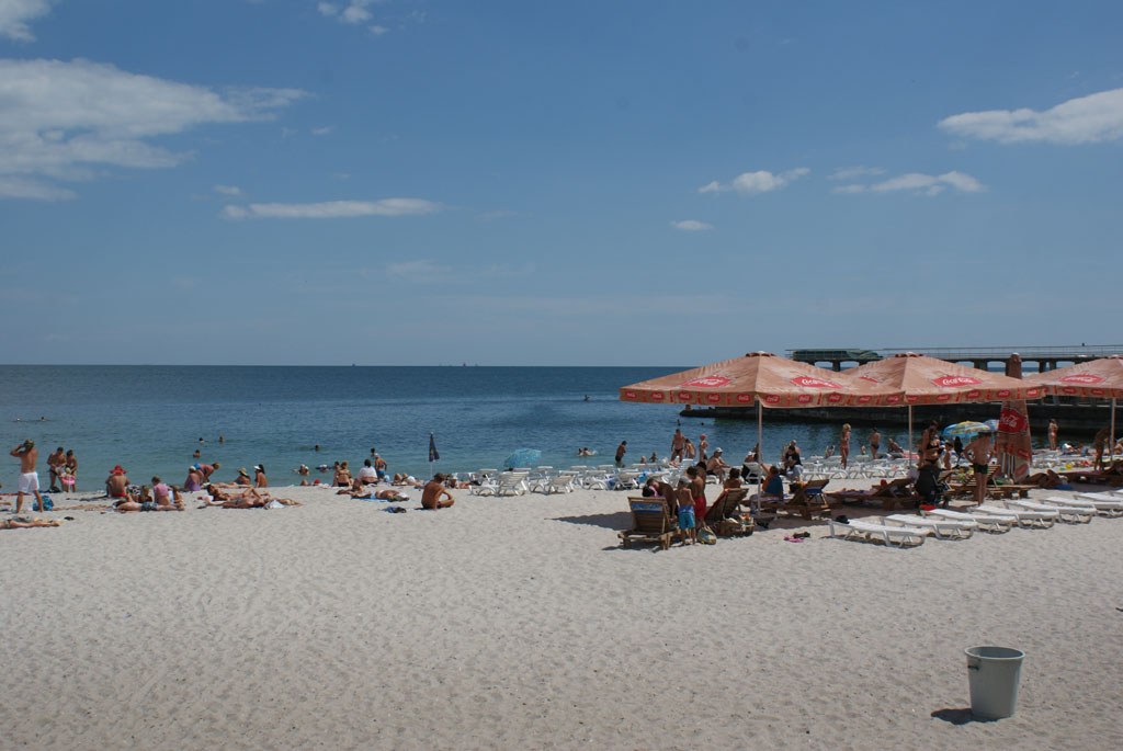 ШОК!!! В Одесі серед білого дня на пляжі чоловік розбещував 7-річну дівчинку. Поліцейські були приголомшені від побаченого