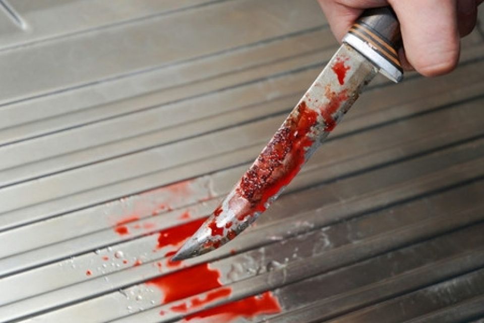 Кров текла рікою!!! У Херсоні жорстоко підрізали чоловіка просто на вулиці