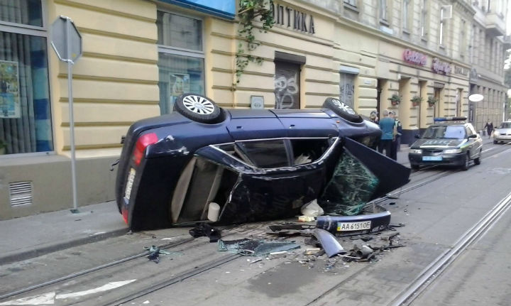 У самому центрі Львова сталася жахлива ДТП, автівку просто розчавило
