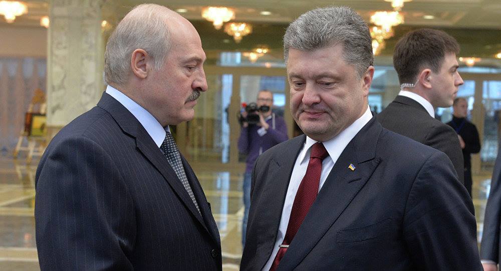 “Оце втнула”: На зустрічі Порошенка і Лукашенка дівчина оголила груди. Ви би бачили їхні обличчя!