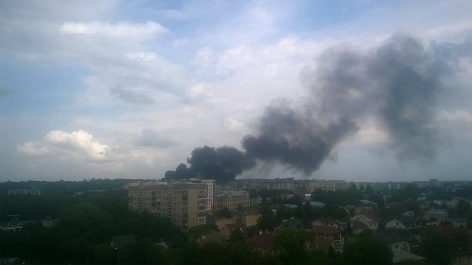 ТЕРМІНОВО! Масштабна пожежа у Львові. Чорний дим заполонив півміста (ВІДЕО)