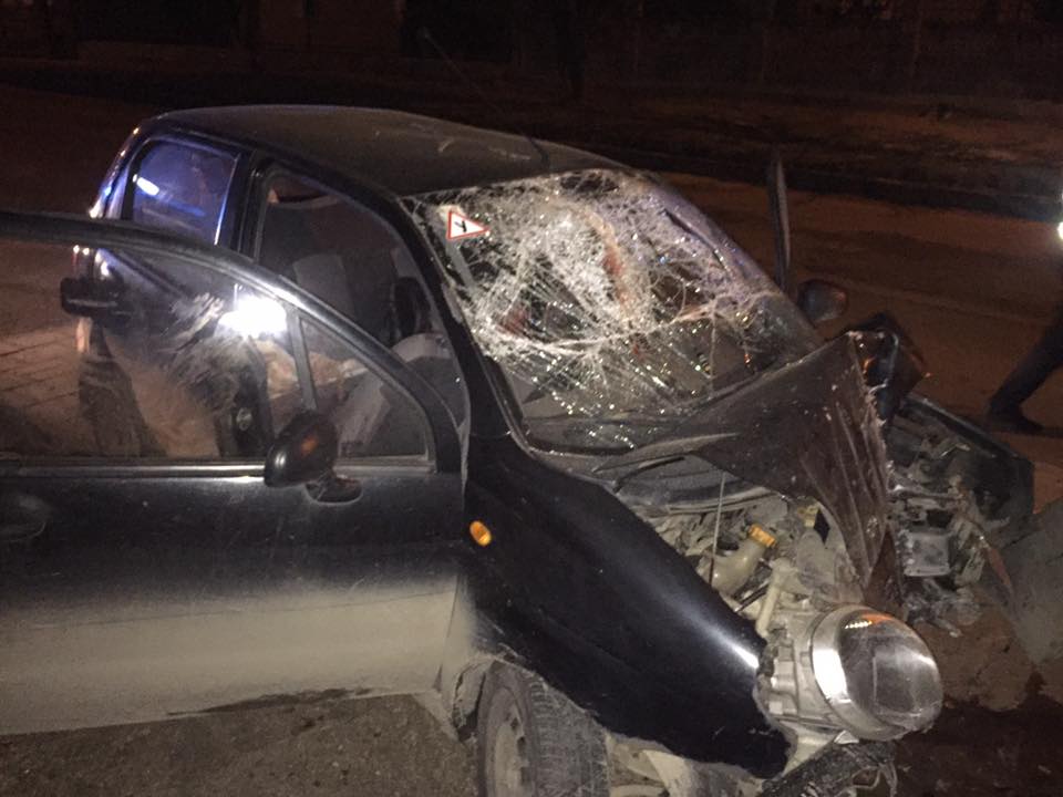 ТЕРМІНОВО! На Львівщині автомобіль влетів у стіну магазину, є постраждалі