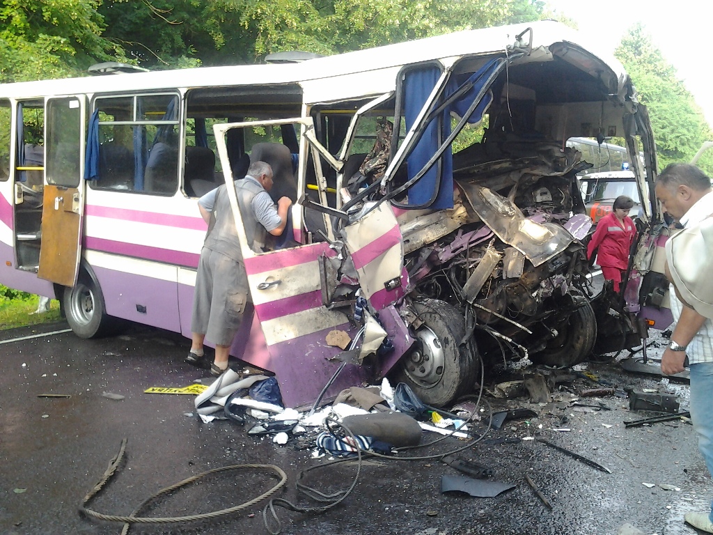 На Львівщині жахлива ДТП за участі пасажирського автобуса, постраждали 10 осіб. Від подробиць холоне кров!