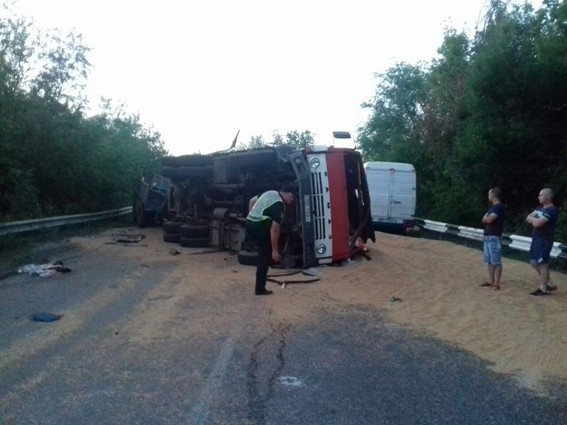 ДТП, від якої мову віднімає: під Миколаєвом сталася страшна аварія, 4 вантажівки рознесло по всій дорозі