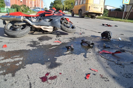 “Відірвало руку…” Моторошна ДТП у Києві за участі мотоциклістів. Деталі шокують