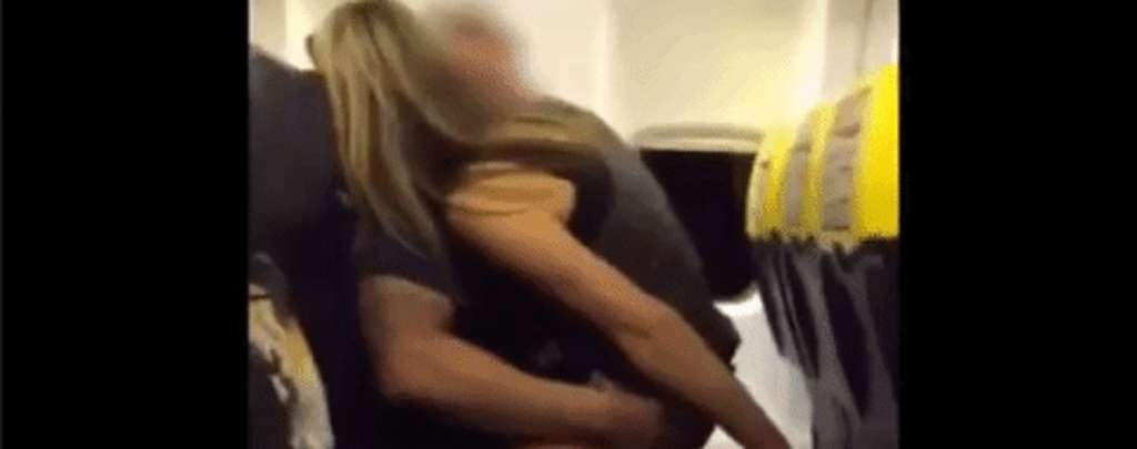 Секс-скандал!!! Шалена парочка зайнялася  ЦИМ просто в літаку, ви тільки подивіться на обличчя хлопця (ВІДЕО 18+)