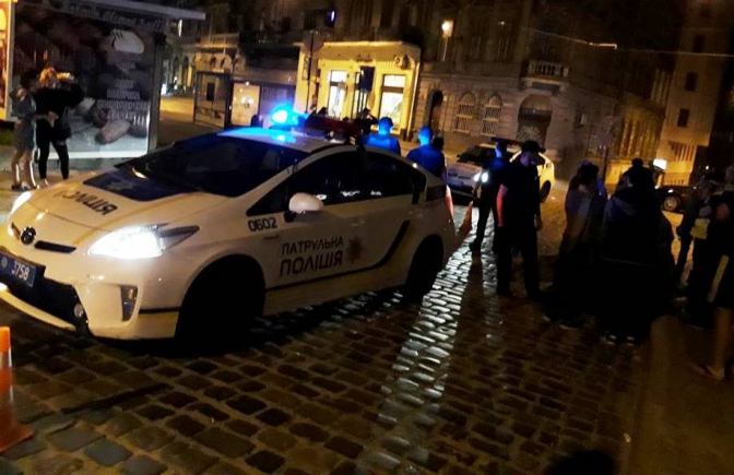 Вони зовсім втратили честь і гідність: У Львові патрульний автомобіль поліції збив жінку на пішохідному переході! Деталі приголомшують!