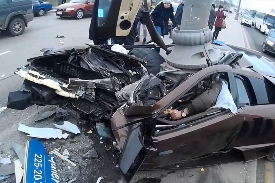 Уламки авто розлетілись на сотні метрів: Страшна смертельна ДТП у Києві. Машина на повній швидкості влетіла у стовп
