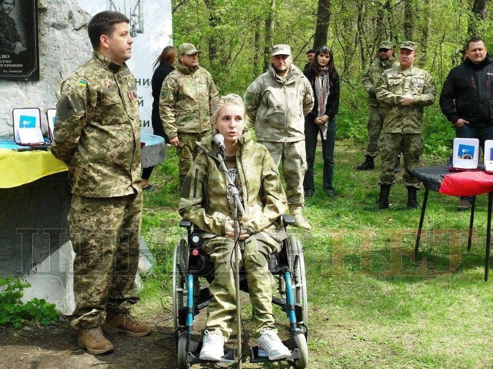 НЕЙМОВІРНО! Як волонтер Яна Зінкевич підкорила Карпатську вершину на інвалідному візку