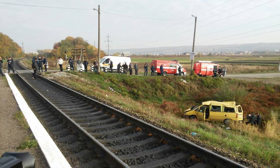 Жахливий випадок: на Чернігівщині потяг протаранив автомобіль, є загибла