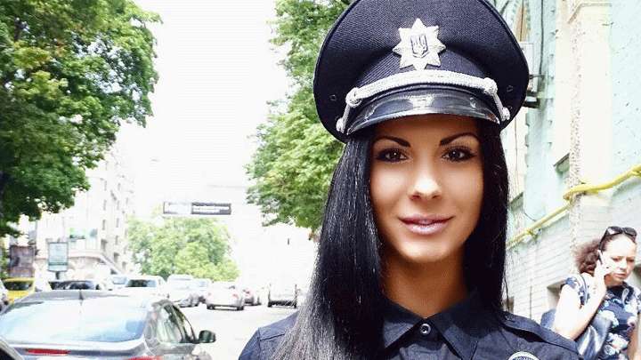 Арештуйте мене повністю: Найсексуальніша поліцейська України показала свою підтягнуту фігуру. Так вона ж практично гола!