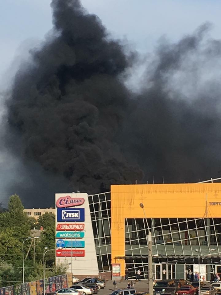 Місто заволокло клубами чорного диму: У Львові спалахнула страшна пожежа. Тільки погляньте, що там коїться