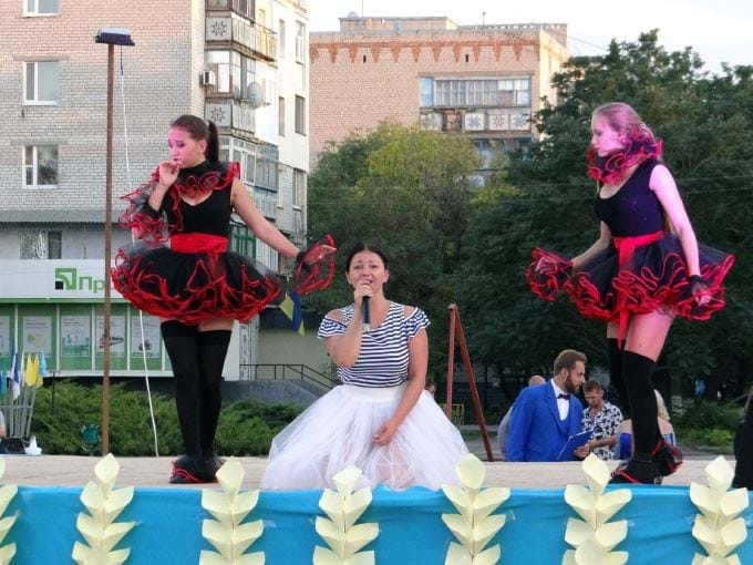“Публічний дім на вигулі”: Вуличний концерт в Миколаєві шокував містян. Такого неподобства Україна ще не бачила